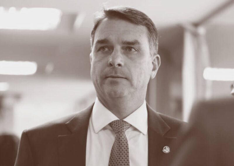 Flávio Bolsonaro vai sair candidato.